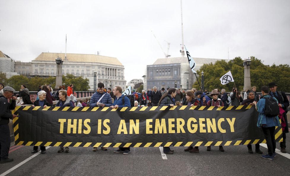 Ve světových metropolích dnes začaly několikadenní protesty klimatických aktivistů z hnutí Extinction Rebellion (Vzpoura proti vyhynutí). Demonstrace v Londýně.