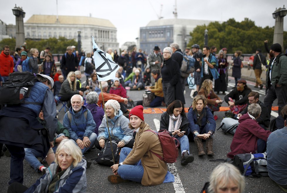 Ve světových metropolích dnes začaly několikadenní protesty klimatických aktivistů z hnutí Extinction Rebellion (Vzpoura proti vyhynutí). Demonstrace v Londýně.