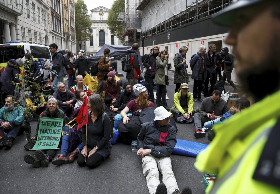 Ve světových metropolích dnes začaly několikadenní protesty klimatických aktivistů z hnutí Extinction Rebellion (Vzpoura proti vyhynutí). Demonstrace v Londýně.