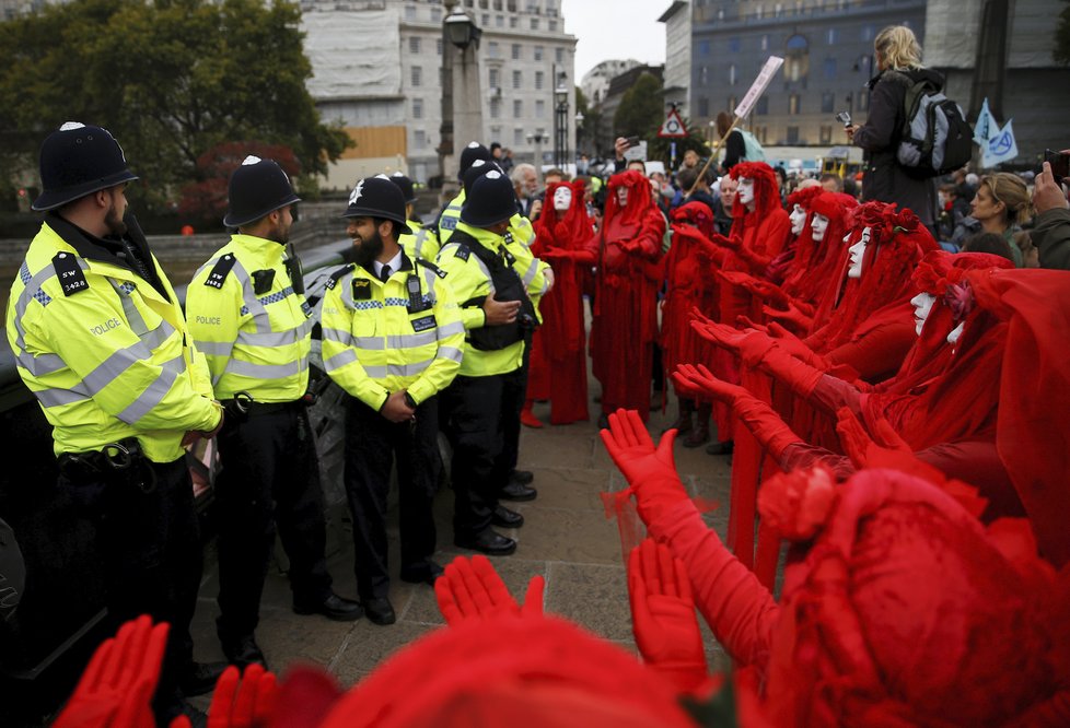 Ve světových metropolích dnes začaly několikadenní protesty klimatických aktivistů z hnutí Extinction Rebellion (Vzpoura proti vyhynutí). Demonstrace v Londýně.