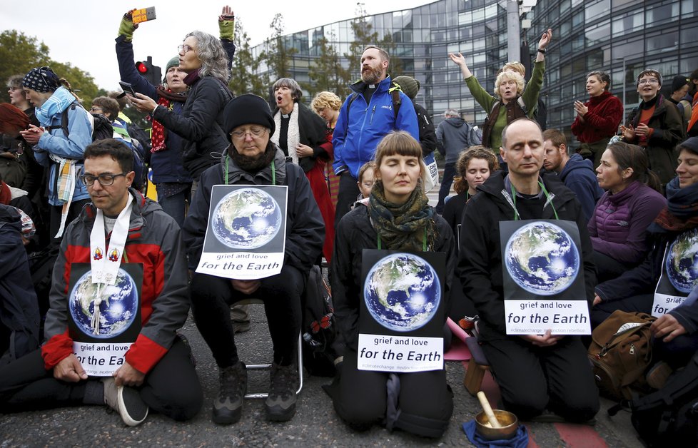 Ve světových metropolích dnes začaly několikadenní protesty klimatických aktivistů z hnutí Extinction Rebellion (Vzpoura proti vyhynutí). Demonstrace v Londýně.