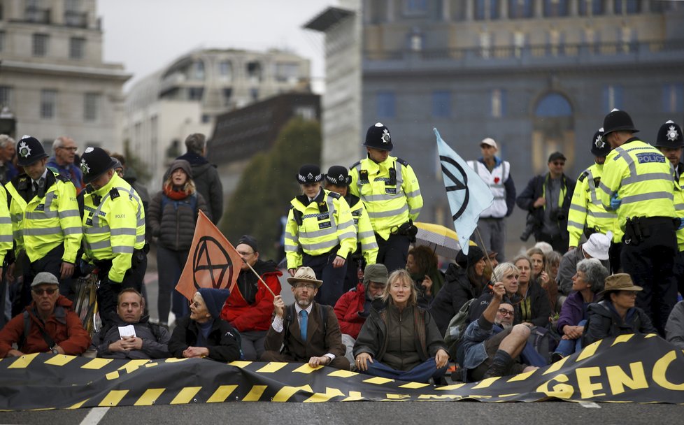 Ve světových metropolích dnes začaly několikadenní protesty klimatických aktivistů z hnutí Extinction Rebellion (Vzpoura proti vyhynutí). Demonstrace v Londýně.