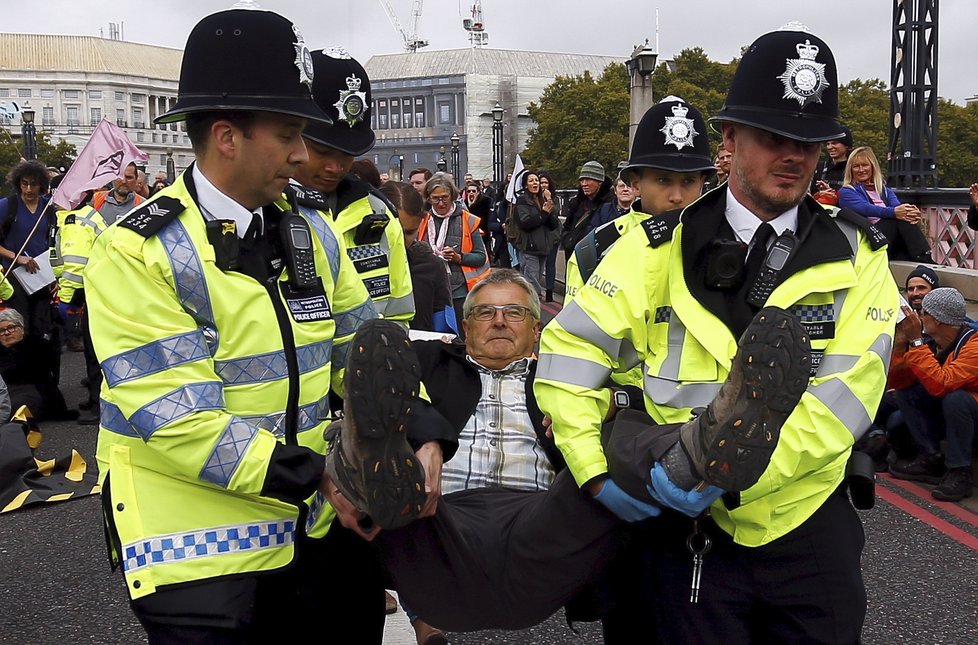 Ve světových metropolích dnes začaly několikadenní protesty klimatických aktivistů z hnutí Extinction Rebellion (Vzpoura proti vyhynutí). Demonstrace v Londýně.