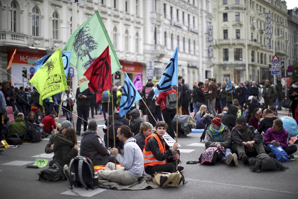 Ve světových metropolích dnes začaly několikadenní protesty klimatických aktivistů z hnutí Extinction Rebellion (Vzpoura proti vyhynutí). Demonstrace v Londýně.