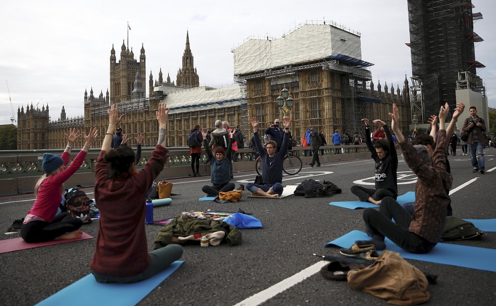 Ve světových metropolích dnes začaly několikadenní protesty klimatických aktivistů z hnutí Extinction Rebellion (Vzpoura proti vyhynutí). Demonstrace v Londýně.