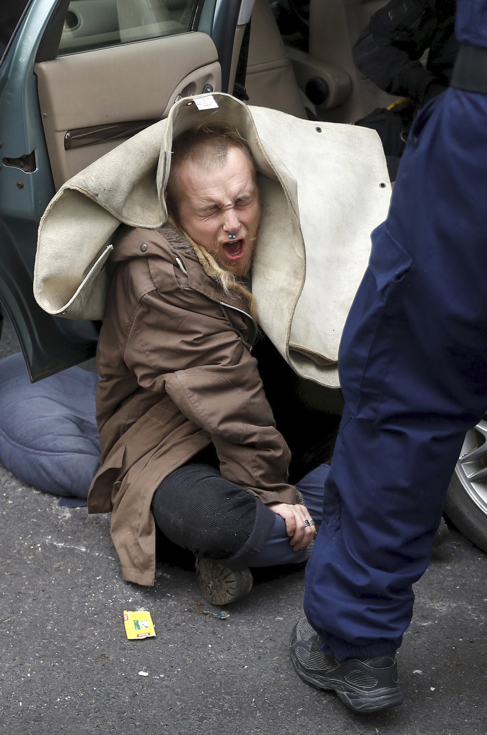 Ve světových metropolích dnes začaly několikadenní protesty klimatických aktivistů z hnutí Extinction Rebellion (Vzpoura proti vyhynutí). Demonstrace v Londýnu.