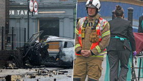 Tři mrtví po tragické autonehodě: Řidič rozstřelil svůj automobil o betonový plot!