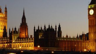 Britové se bojí, že se Big Ben naklání a sjíždí k Temži