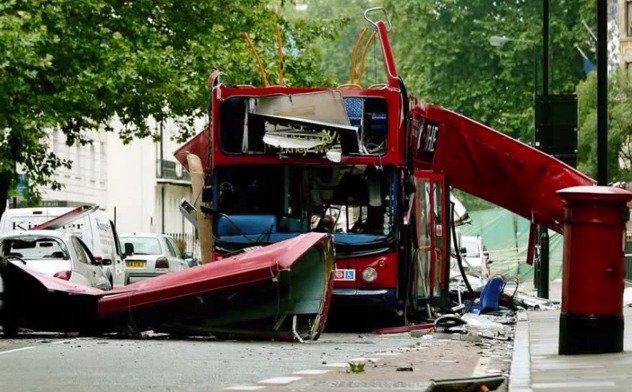 Bombový útok v Londýně: Čtvrtá nálož vybuchla v dvoupodlažním autobuse a zabila 13 lidí.