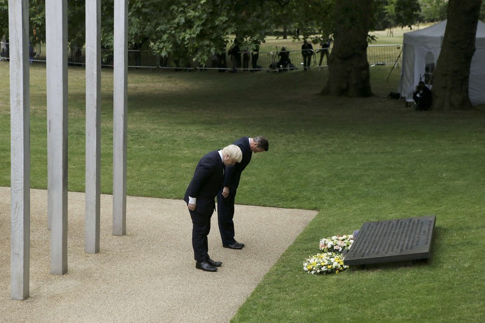 David Cameron uctil oběti bombových útoků v Londýně.