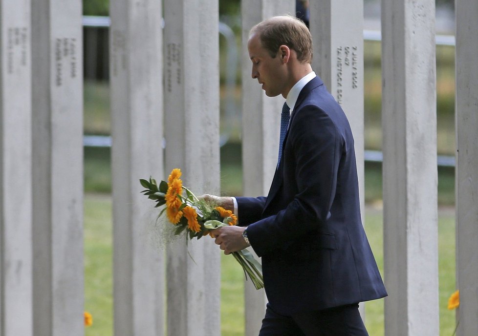 Princ William uctil oběti bombových útoků v Londýně.