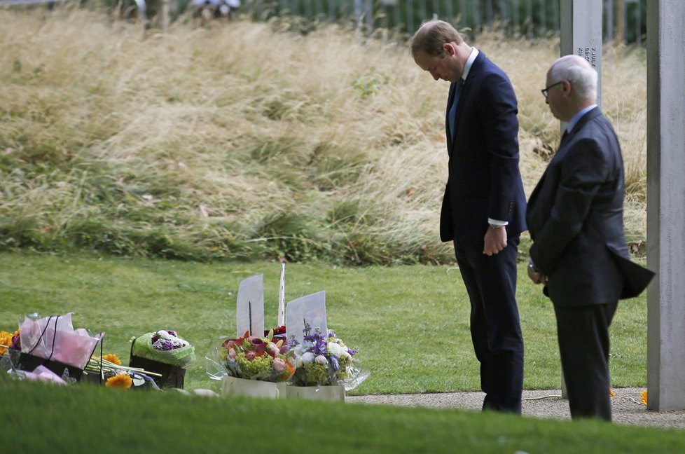 Princ William uctil oběti bombových útoků v Londýně.