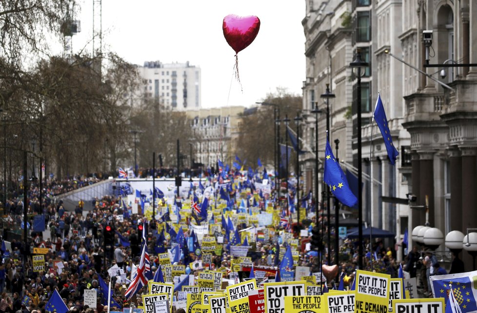 Londýnem prošel pochod za nové referendum o brexitu (23. 3. 2019).