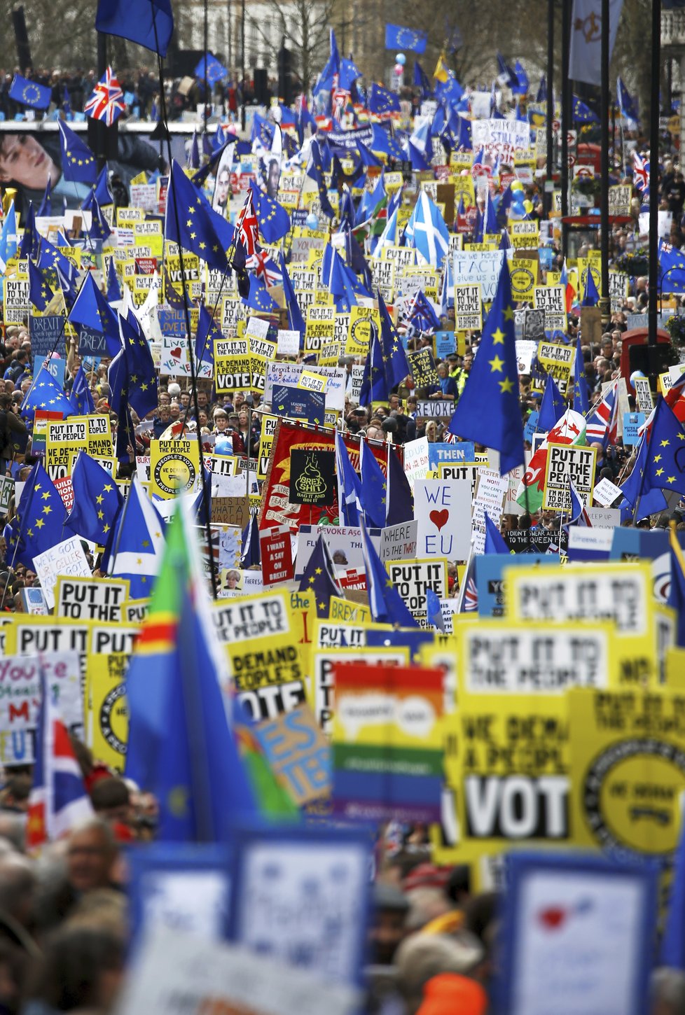 Londýnem prošel pochod za nové referendum o brexitu (23. 3. 2019).