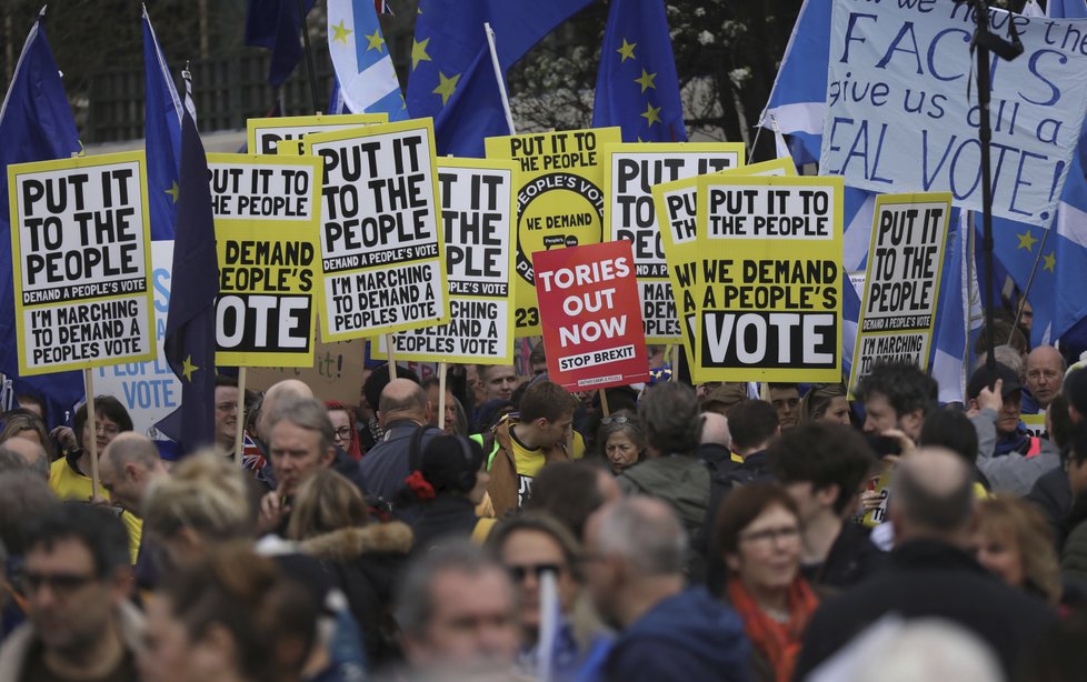 Londýnem prošel pochod za nové referendum o brexitu (23. 3. 2019)