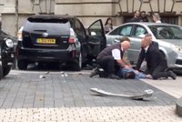 Řidič v Londýně zranil autem 11 lidí. Policie ho pustila, střet má za nehodu