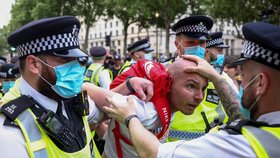 Protest odpůrců lockdownu a očkování v Londýně (14. 6. 2021)