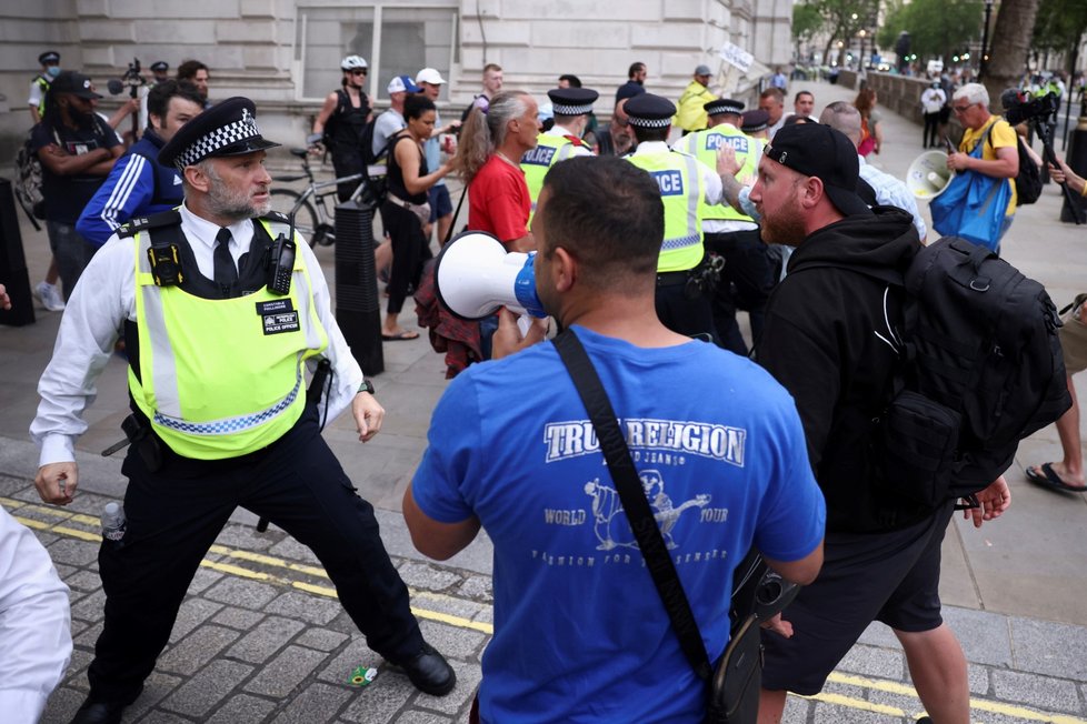 Protest odpůrců lockdownu a očkování v Londýně (14. 6. 2021)