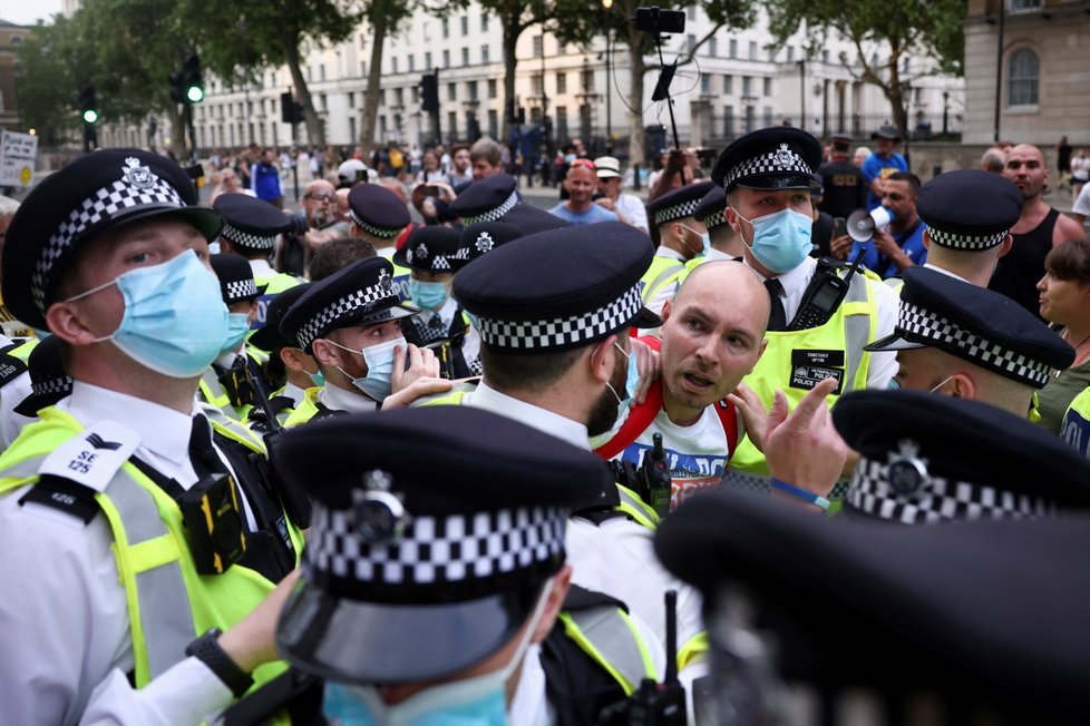 Protest odpůrců lockdownu a očkování v Londýně (14. 6. 2021)