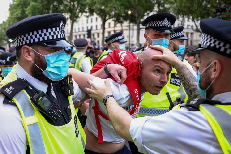 Protest odpůrců lockdownu a očkování v Londýně (14. 6. 2021)