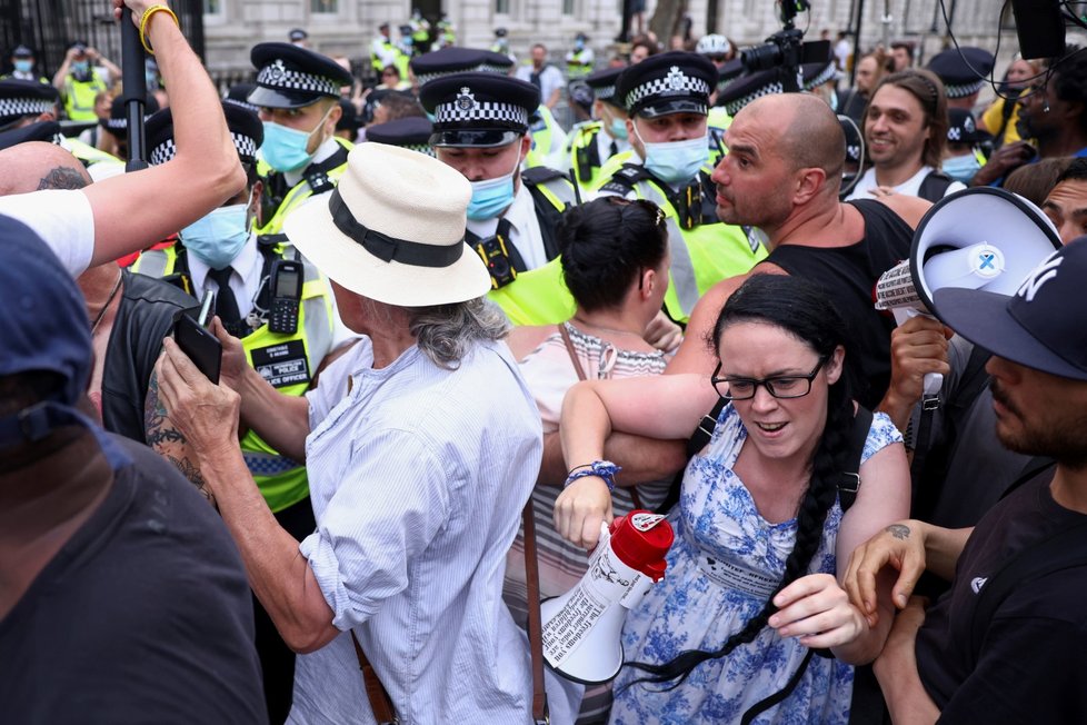 Protest odpůrců lockdownu a očkování v Londýně (14. 6. 2021)