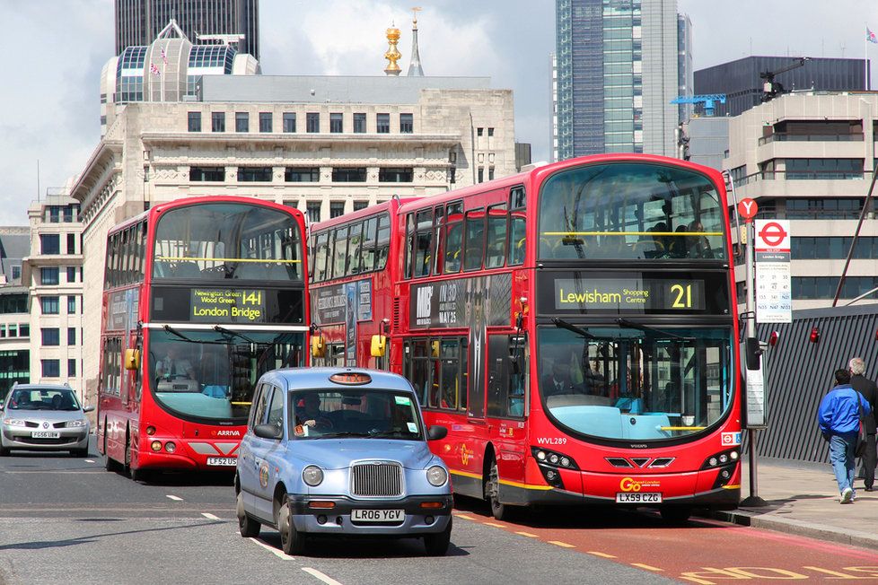 „Sláva Alláhovi“ bude na britských autobusech: V Londýně přitom zakázali Otčenáš.