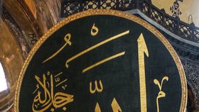 Sláva Alláhovi, muslimský nápis v bývalém křesťanském chrámu Hagia Sophia v Istanbulu