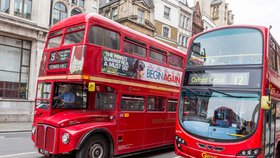 „Sláva Alláhovi“ bude na britských autobusech: V Londýně přitom zakázali Otčenáš.