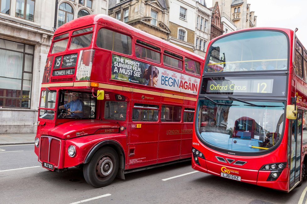 „Sláva Alláhovi“ bude na britských autobusech: V Londýně přitom zakázali Otčenáš.