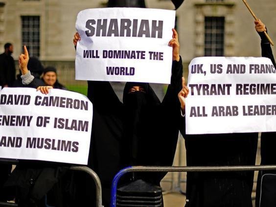 Výsledky průzkumu mezi britskými muslimy: Gaye by uvěznili, zavedli šaríu a povolili mnohoženství.