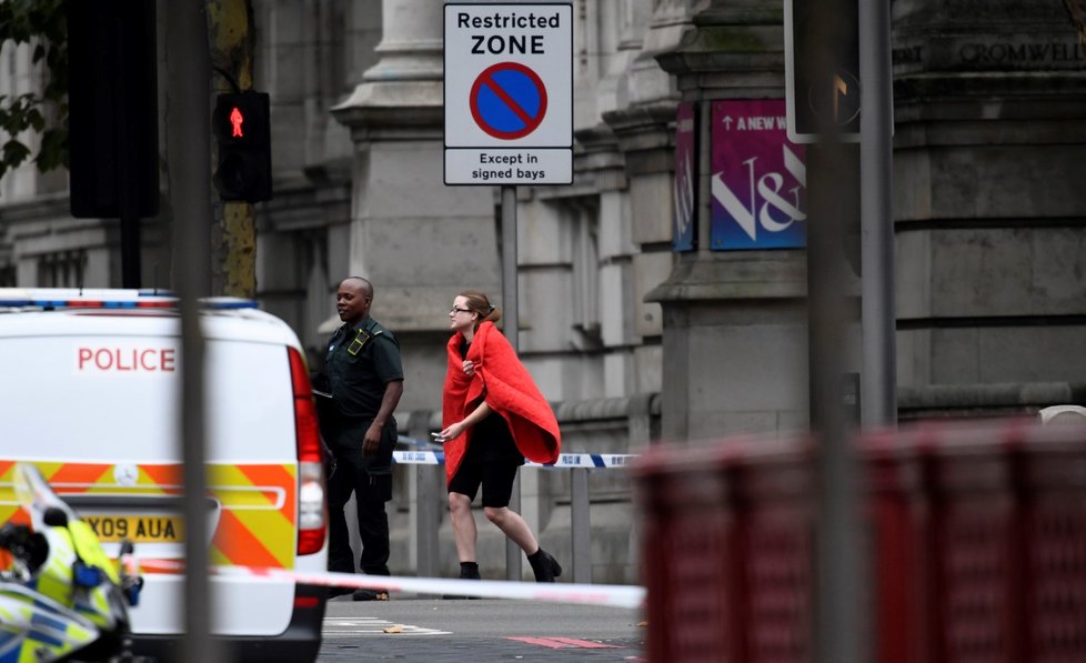 V Londýně najelo před muzeem auto do lidí: Několik zraněných