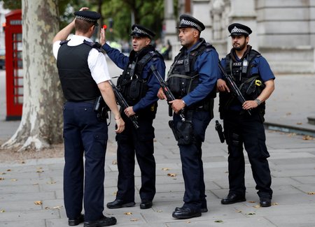 Policejní velitelství uvažuje o tom, že v souvislosti s bojem proti terorismu poprvé v historii vyzbrojí své pochůzkáře, britská policie (ilustrační foto).