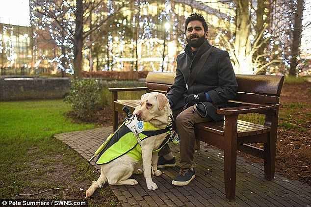 Kika pomáhá nevidomému Patelovi v každodenním životě