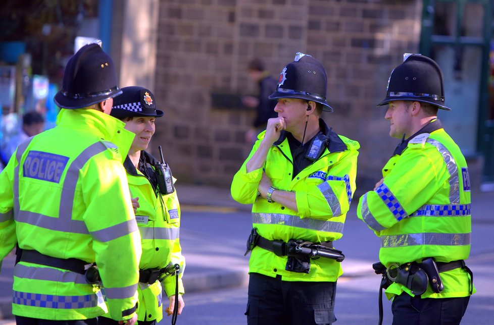 Policejní velitelství uvažuje o tom, že v souvislosti s bojem proti terorismu poprvé v historii vyzbrojí své pochůzkáře, britská policie (ilustrační foto).