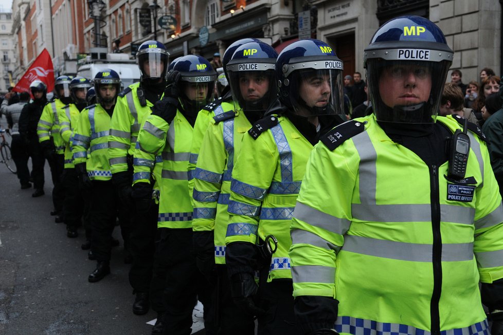 Londýn chce kontrolovat občany: Policie proti „nenávistným“ reakcím na netu.