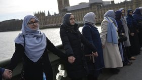 Reakce muslimek na útok: V modrých šátcích se na znamení solidarity s oběťmi chytily na mostě za ruce.
