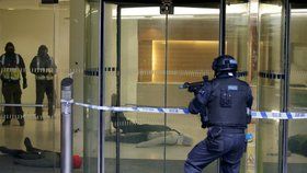 Londýnští policisté cvičili zásah na teroristy, kteří obsadili budovu.