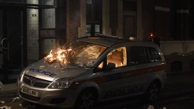 V ulicích hořela policejní auta.