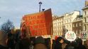 Londýnská demonstrace proti škrtům v rozpočtu a zvyšujícímu se školnému.