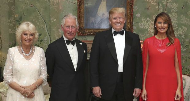 Melania oslnila prince Charlese róbou za 128 tisíc. Camilla pro Trumpa oblékla bílou