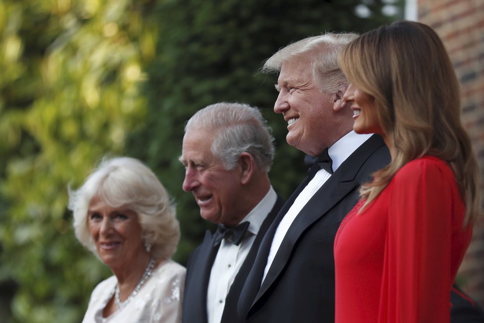 Americký prezident Trump s manželkou hostili prince Charlese a Camillu.