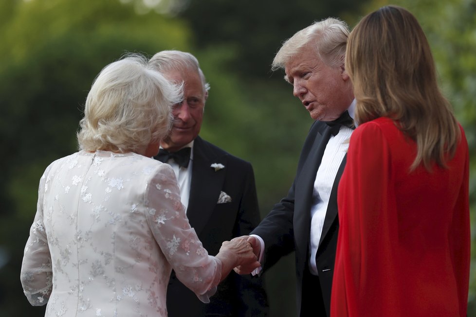 Americký prezident Trump s manželkou hostili prince Charlese a Camillu.