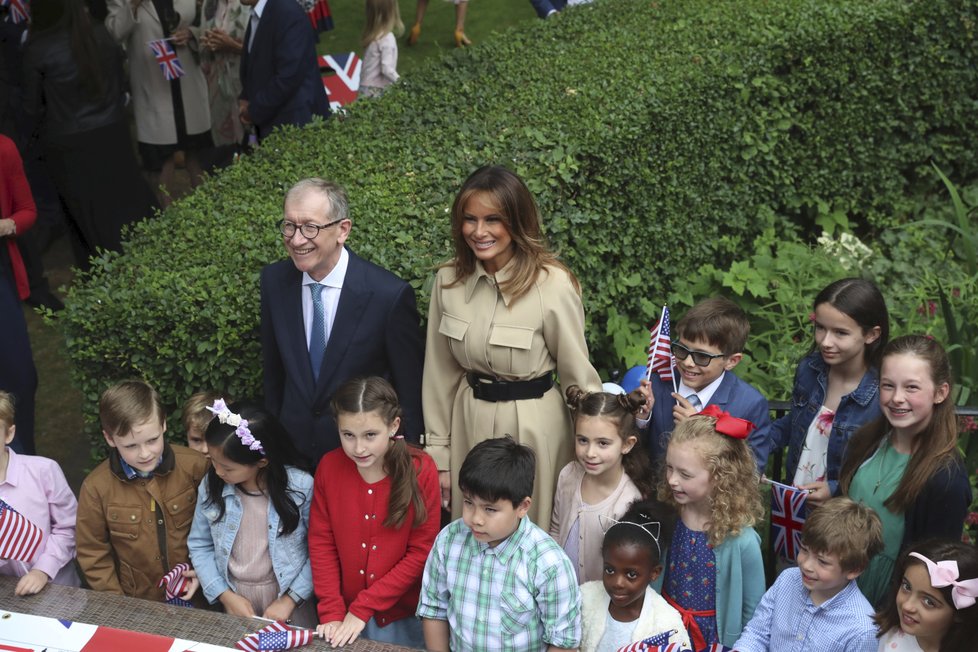 Melania Trumpová a Philip May navštívili britské děti.