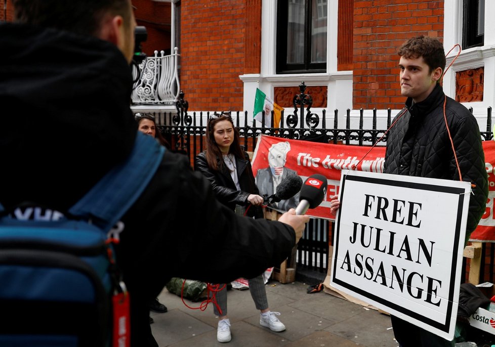 Policie před ekvádorskou ambasádou v Londýně, odkud byl Assange odveden. (11.4.2019)