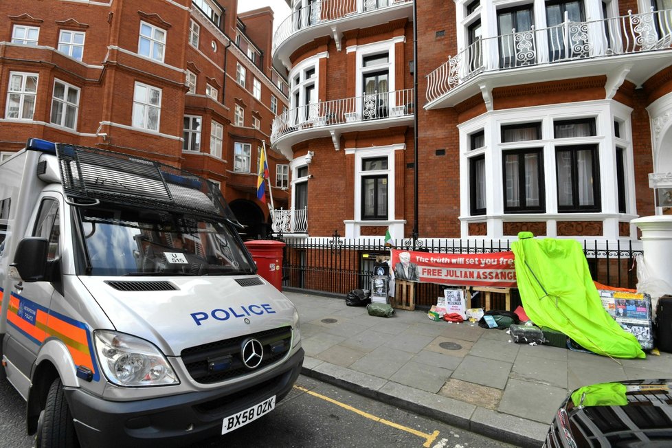 Policie před ekvádorskou ambasádou v Londýně, odkud byl Assange odveden. (11.4.2019)