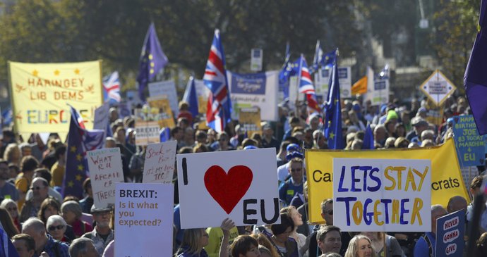 V Londýně lidé protestují za nové referendum o Brexitu.