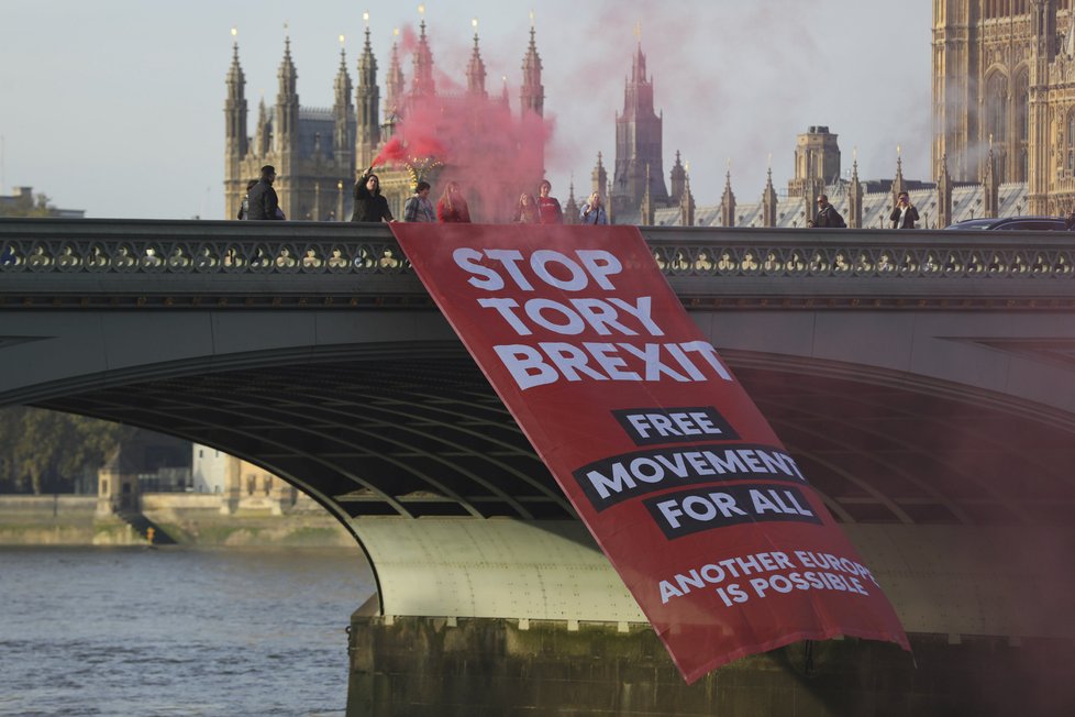 V Londýně lidé protestují za nové referendum o Brexitu.