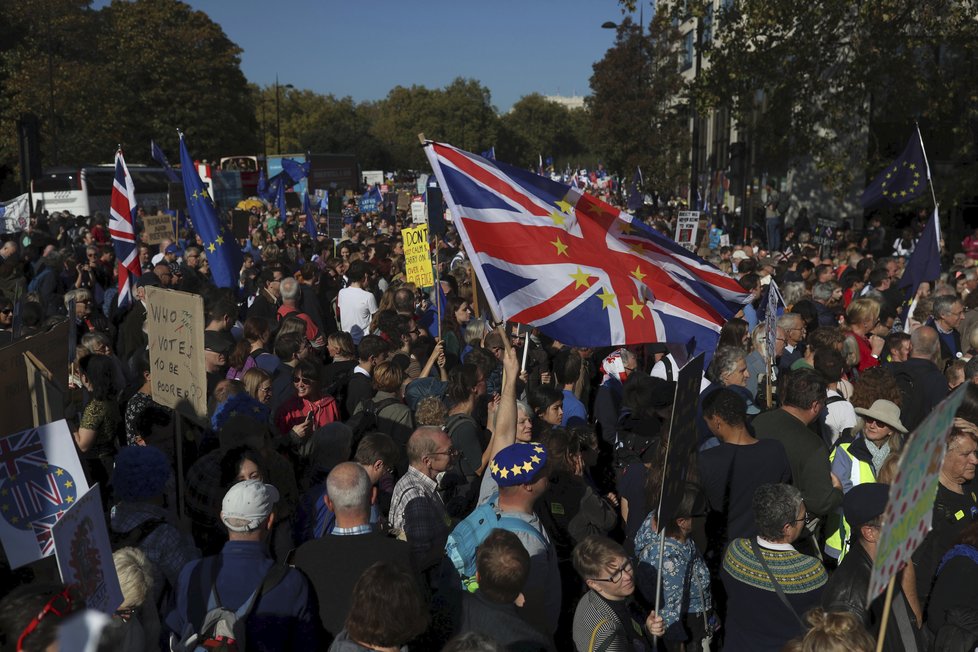 V Londýně lidé protestují za nové referendum o Brexitu.