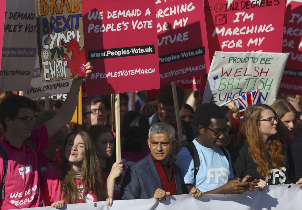 V Londýně lidé protestují za nové referendum o Brexitu.