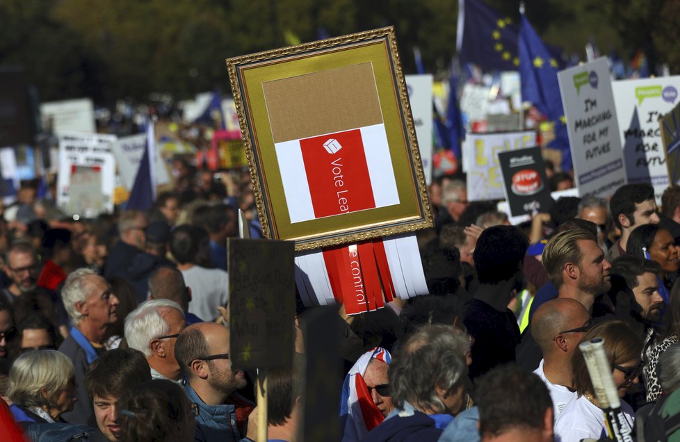 V Londýně lidé protestují za nové referendum o Brexitu.